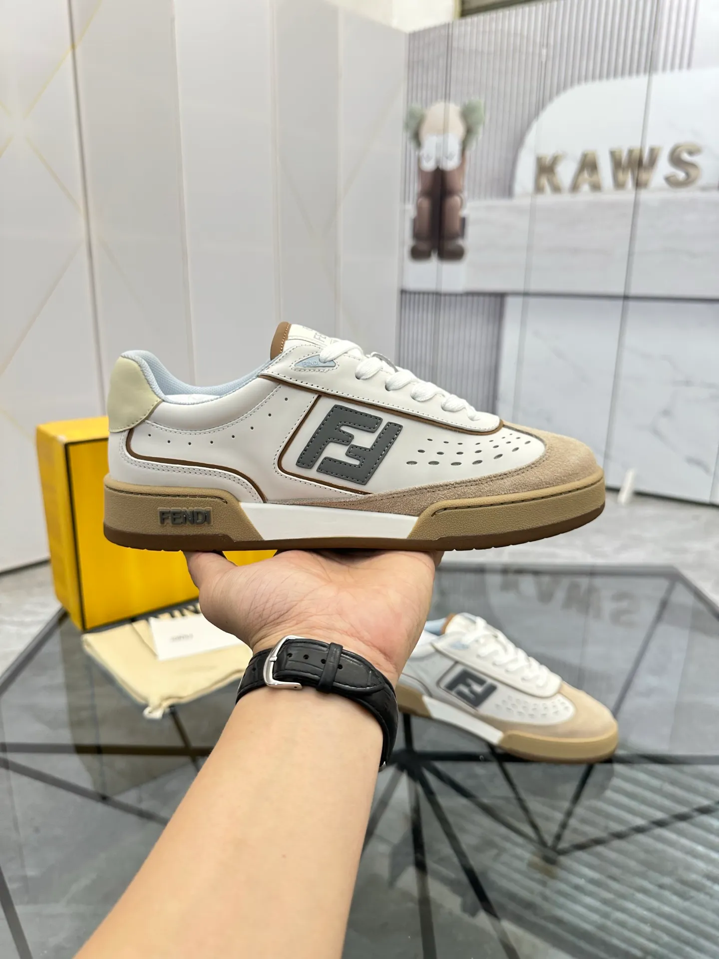 Selling men's shoes 💰: 💰P620¥ Top quality Product trademark: Fendi* "Fendi*" low-top casual shoes Regular size: 35-44 (can be customized to 38.45.46) Product material: imported first-layer nubuck leather upper, breathable lining, original outsole. No.:H208